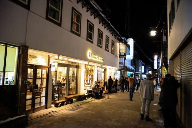 ライトアップされた温泉街の夜の風景。リゾートバイトの仕事の合間に散策を楽しめます。