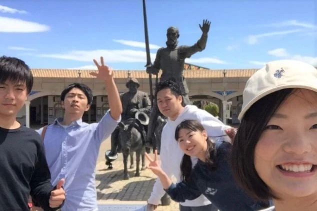 リゾートバイトで出会った仲間との集合写真。志摩スペイン村のモニュメント前で記念撮影。