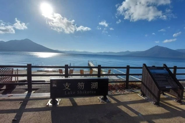 北海道 支笏湖の美しい湖畔と山々。リゾートバイトの休日に楽しめる観光スポット。