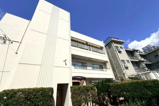 リゾートバイトの寮に完備された、清潔感のあるトイレの画像。快適なプライベート設備。