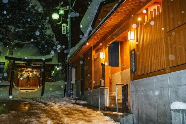 ライトアップされた温泉街の夜の風景。リゾートバイトの仕事の合間に散策を楽しめます。