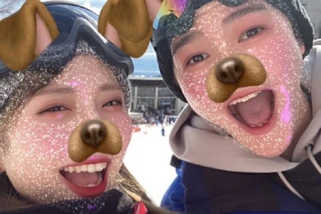 リゾートバイトでリフト係として働く若いカップル（男女）の笑顔。スキー場でスノーゴーグルを着用。