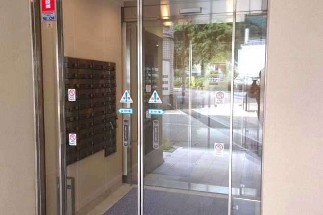 女性寮の入り口。オートロックと集合ポストが設置されたエントランス。