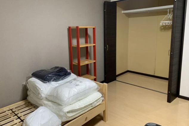 寮個室内にある収納スペースの画像。大型のクローゼットと可動式の棚が備え付けられ、長期のリゾートバイト生活でも荷物の整理に困らない。