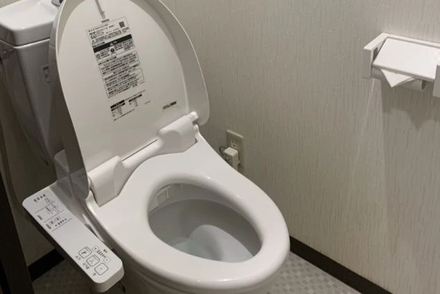 寮内に完備されたウォシュレット(温水洗浄便座)付トイレの画像。