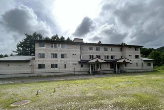 広い芝生の庭に面して建つ、リゾートバイトスタッフ用の寮外観。