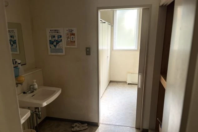 採光があり、清潔感のあるリゾートバイト寮の洗面所とトイレ。