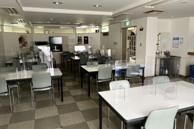 清潔感があり、アクリル板で仕切られたリゾートバイトスタッフ用の食堂。