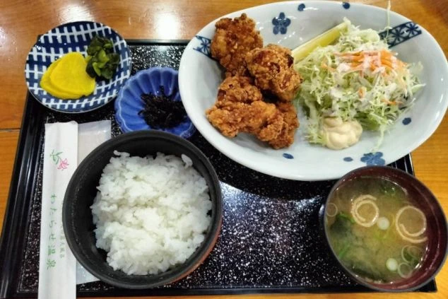 リゾートバイト就業先の定食の賄い画像。