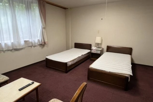 客室を利用したリゾートバイト寮(洋室)の画像。ベッドが2台置かれた広々とした部屋で、快適な睡眠とプライベートな空間を確保できる。