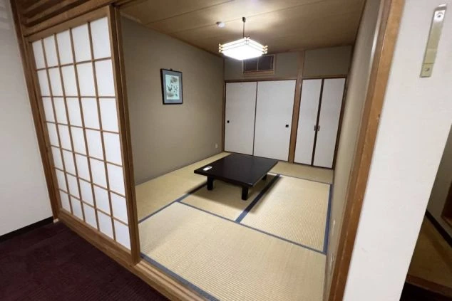 客室を利用したリゾートバイト寮(和室)の画像。畳敷きで、座卓と押し入れがあり、落ち着いた和風の空間で生活できる。