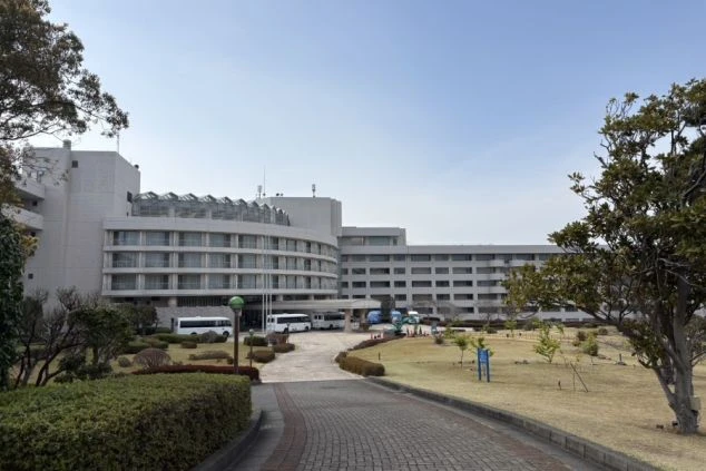 海に面した大型リゾートホテルの全景。石畳の遊歩道と広大な庭園に囲まれた、リゾートバイトの勤務地となる宿泊施設。