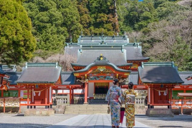 雪と樹氷に囲まれた、鮮やかなブルーの火口湖の神秘的な風景の画像