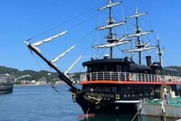 港に停泊している、黒い観光船「SUSQUEHANNA」の画像