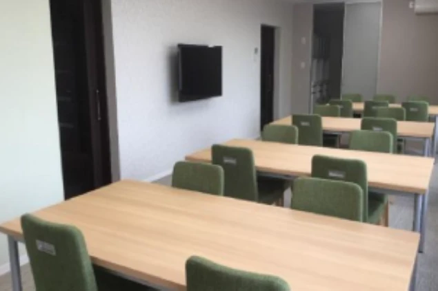 リゾートバイトの従業員寮にある共用キッチン。レンジやトースター、収納スペースが備え付けられた快適な寮設備。