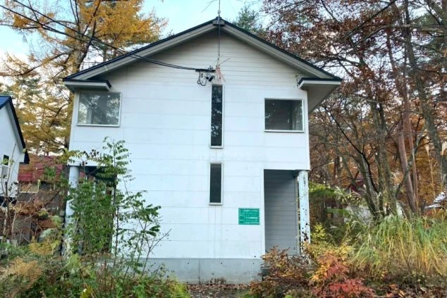 白馬の高原にある、リゾートバイトスタッフ用の個室寮の外観。周辺は自然が多く落ち着いた環境。