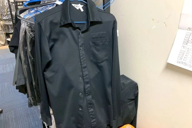 料飲およびフロントスタッフ用の黒い長袖シャツ制服。