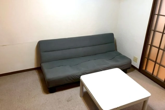 リゾートバイトの寮の居室写真。ソファとテーブルがあり、ゆったりとくつろげるプライベート空間。