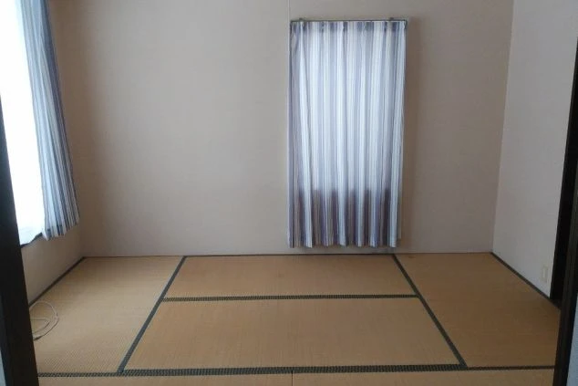 リゾートバイトの従業員寮の部屋。清潔な和室(畳)の個室寮。