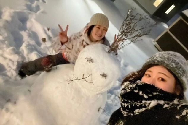 雪だるまを作って遊ぶリゾートバイトの友達同士。雪山での冬のリゾバ生活と休日の楽しみ。