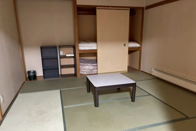 リゾートバイトの寮内の和室の部屋の画像。