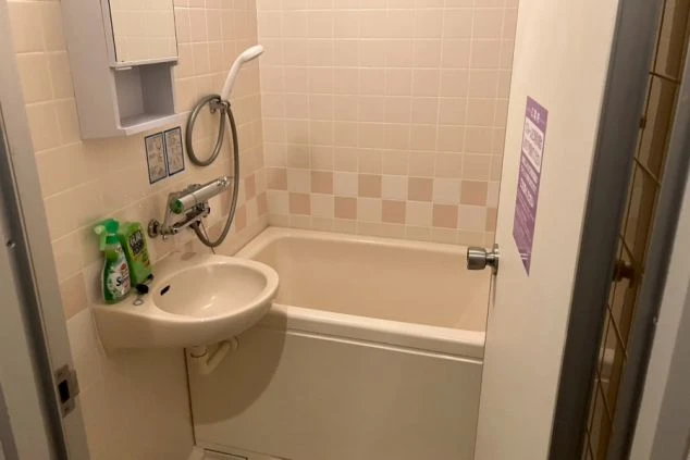 リゾートバイトの寮部屋内のお風呂の画像。