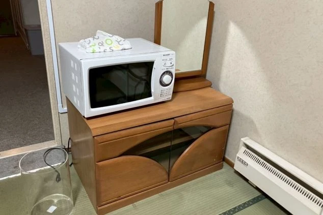 リゾートバイトの寮部屋内の電子レンジの画像。