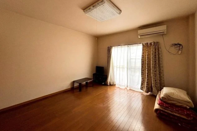 リゾートバイトの完全個室寮。エアコン、テレビ、寝具完備で、一人暮らし感覚で始められる広々とした洋室。