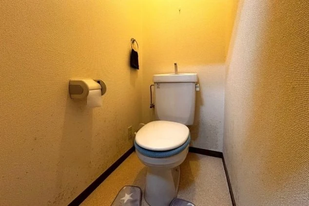 リゾートバイト個室寮の独立トイレ。手洗い場付きで清潔に保たれた、プライバシー重視派も安心の室内設備。