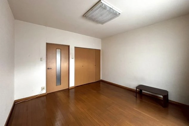 リゾートバイト寮の室内収納。大きなクローゼット完備で、長期の住み込みでも荷物をすっきり整理できる居住空間。