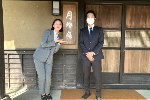 暖炉と木材の温もりを感じるラウンジ。リゾートバイトは、落ち着いた雰囲気の宿で働けます。