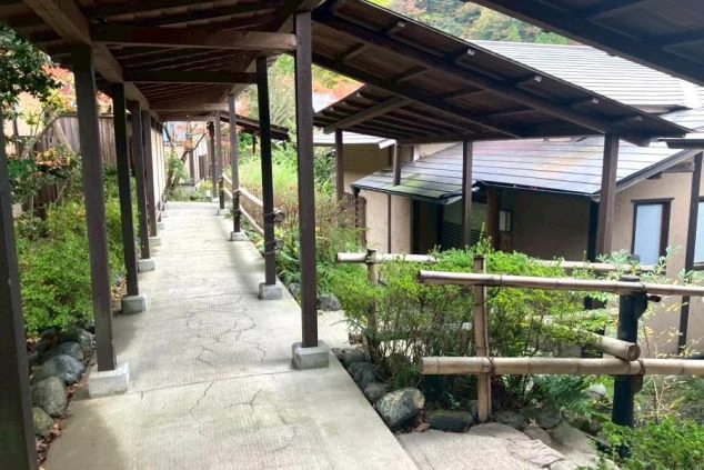 暖炉と木材の温もりを感じるラウンジ。リゾートバイトは、落ち着いた雰囲気の宿で働けます。