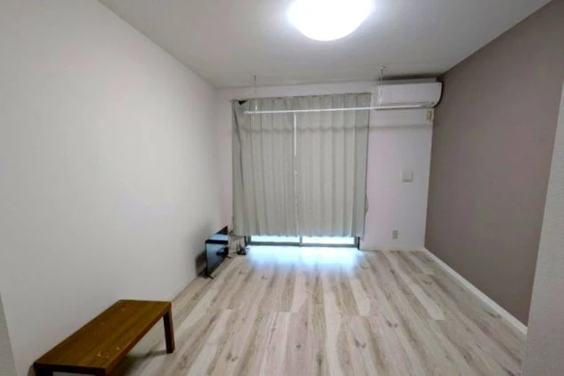 リゾートバイトの寮の個室内のサンプル画像。