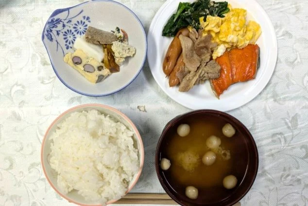 リゾートバイト先のまかない画像。彩り豊かでバランスの取れた和食。