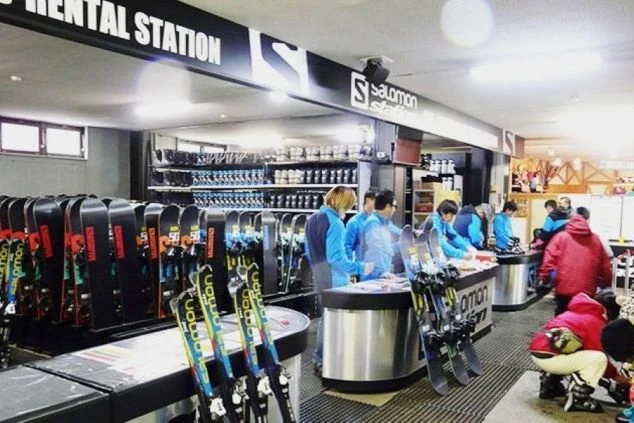 スキー場のレンタルショップで働くスタッフ。ウィンタースポーツ好きにおすすめのリゾートバイトです。