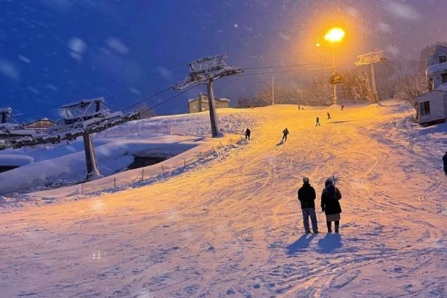 ナイター設備が整ったスキー場。リゾートバイトは、仕事の後に滑りを楽しめます。
