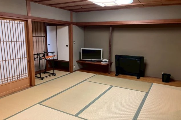 兵庫県の旅館でのリゾートバイトの寮の画像。畳と障子があり、落ち着いた和室。