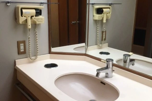 兵庫県の旅館でのリゾートバイトの寮の洗面台の画像。ドライヤーも完備。