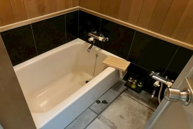 兵庫県の旅館でのリゾートバイトの寮のお風呂の画像。広々とした湯舟がある。