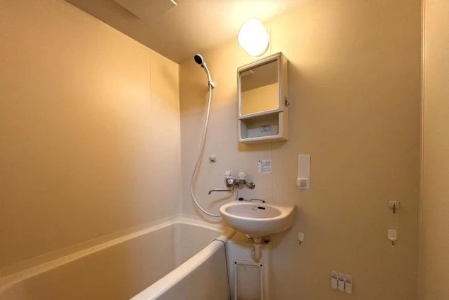 リゾートバイト個室寮の専用バスルーム。清潔感のあるユニットバスで、仕事の疲れを自室でゆっくり癒せる環境。