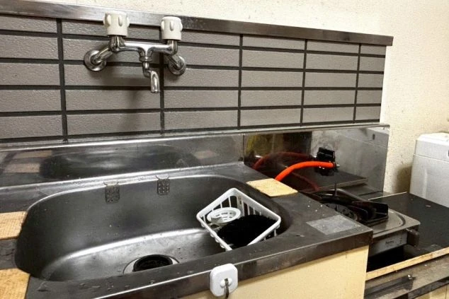 リゾートバイト寮の室内キッチン。ガスコンロ完備で自炊ができ、食費を抑えたい住み込みスタッフに嬉しい設備。