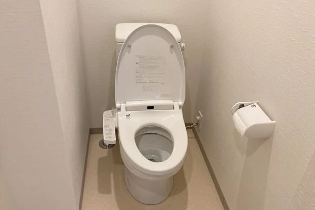 リゾートバイトの寮にあるトイレの画像。温水洗浄機能付きの便座が設置されている。