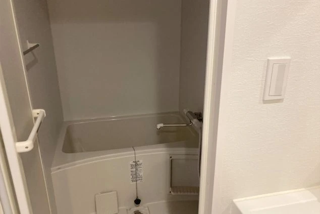 リゾートバイトの寮にある浴室の画像。清潔なバスタブ(お風呂)の写真。