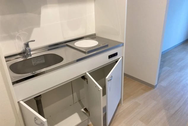 リゾートバイトの寮にあるキッチン設備の画像。IHクッキングヒーター付きのミニキッチン。