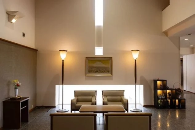 落ち着いた照明とソファが配された、モダンで広々としたホテルのロビー。