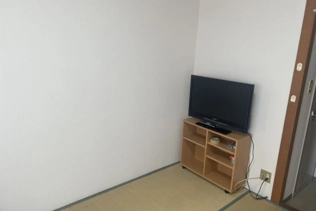 リゾートバイトの寮の和室。テレビが完備されており、畳の上で足を伸ばしてリラックスできます。