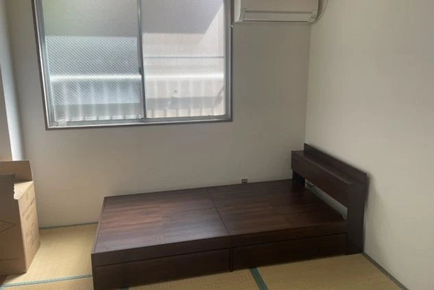 リゾートバイトの寮の和室に置かれた、収納付きのベッドフレーム。和室ですが、ベッドで快適に眠ることができます。