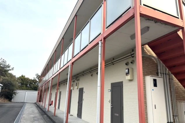 リゾートバイト住み込みスタッフ用の寮外観。プライバシーが守られるアパートタイプの完全個室寮。