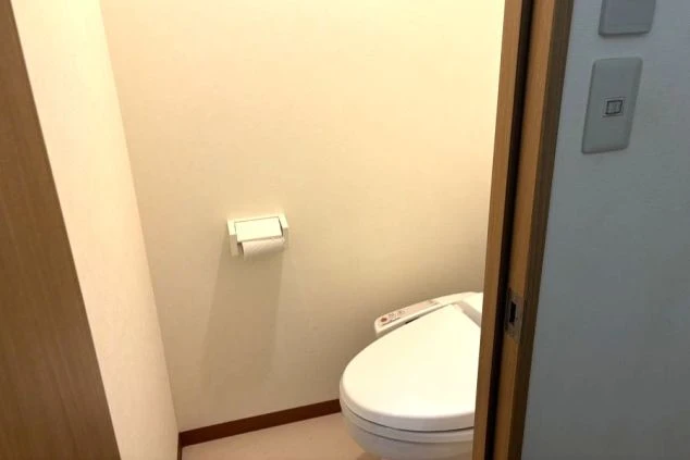 リゾートバイト完全個室寮の清潔なトイレ。快適な温水洗浄便座付きで住み込み生活も安心。