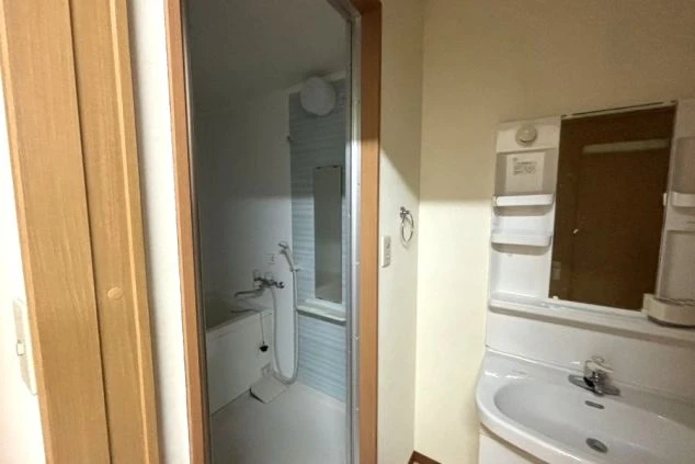 リゾートバイト住み込み求人の完全個室寮。清潔なバス・トイレ別の浴室と独立洗面台を完備。